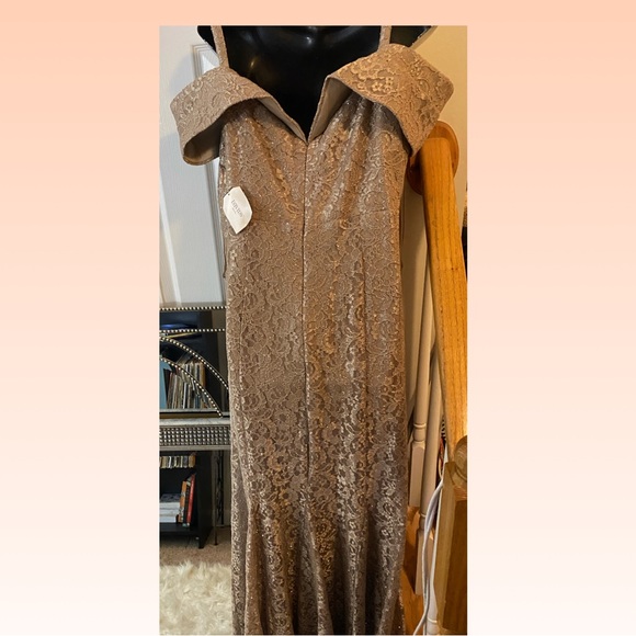 Women’s formal gown, gold, size 14W - Picture 3 of 7
